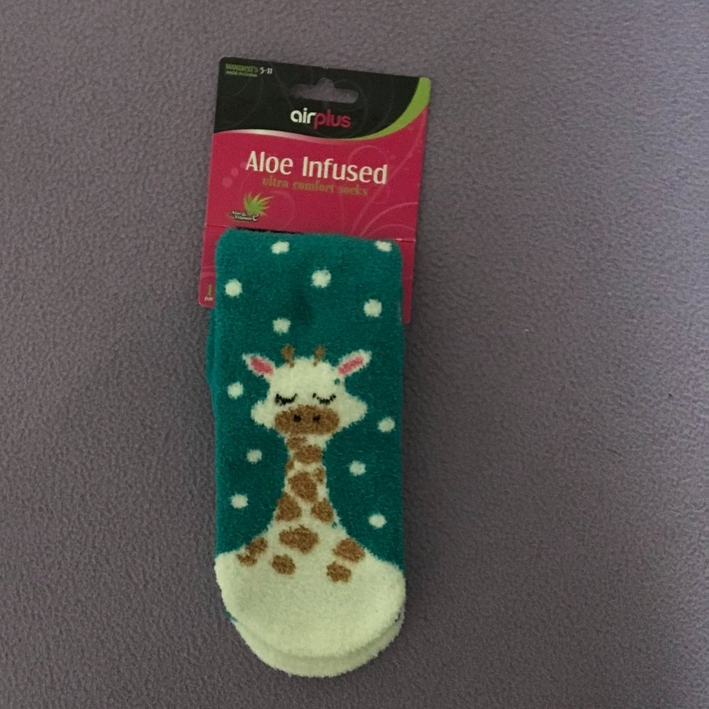 Aloe Infused Spa Socks – NWT